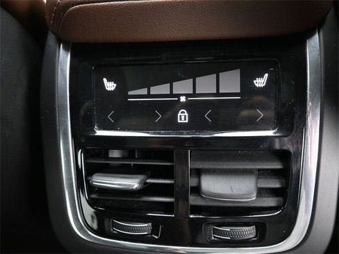 Used 2022 Volvo XC60 B5 Inscription image 35