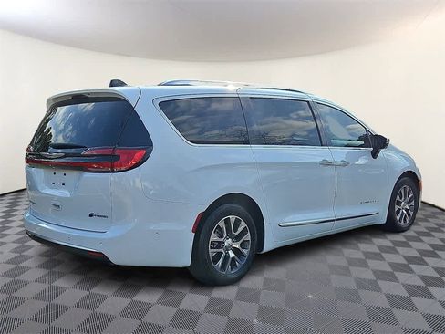 Used 2023 Chrysler Pacifica Pinnacle image 4