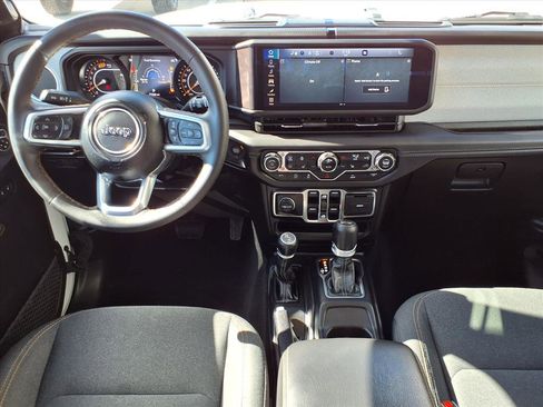 Used 2025 Jeep Wrangler Sahara image 4