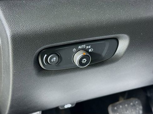 Used 2023 Chevrolet Traverse LT w/ Rear Camera Mirror Package image 11