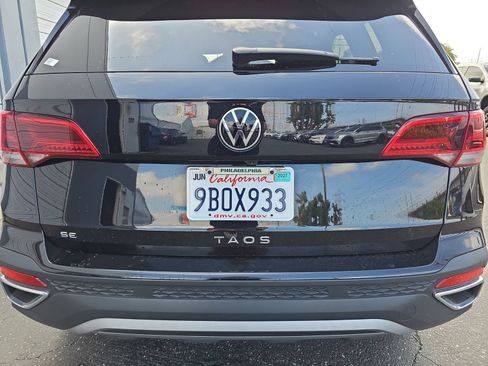 Used 2022 Volkswagen Taos SE w/ Panoramic Sunroof Package FWD image 11