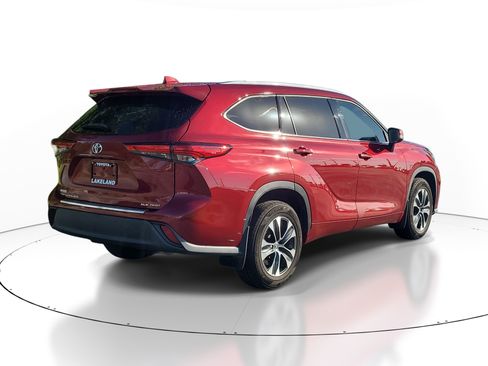 Used 2020 Toyota Highlander XLE AWD/4WD image 7