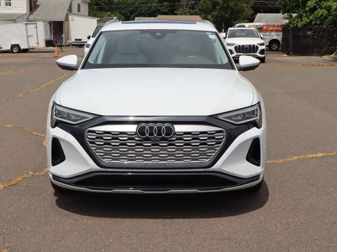 Used 2024 Audi Q8 e-tron Premium Plus w/ Premium Plus Package image 2
