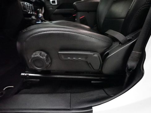 Used 2019 Jeep Wrangler Unlimited Sahara AWD/4WD image 28