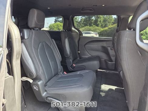 Used 2023 Chrysler Pacifica Touring FWD image 14