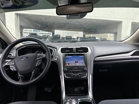 Used 2019 Ford Fusion SE FWD image 14