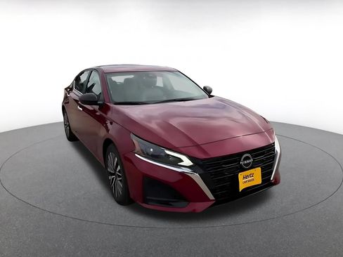 Used 2025 Nissan Altima 2.5 SV FWD image 3