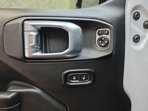 Used 2021 Jeep Gladiator Willys image 24