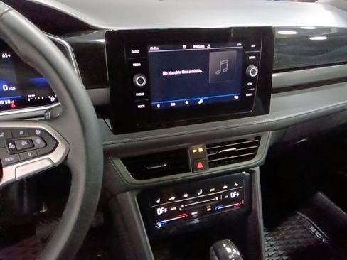 Used 2025 Volkswagen Taos SE AWD/4WD image 16