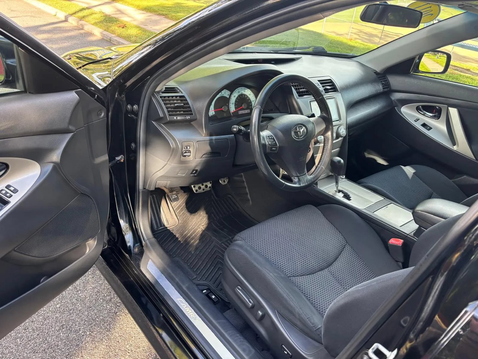 Used 2011 Toyota Camry SE w/ SE Extra-Value Pkg #1 FWD image 12