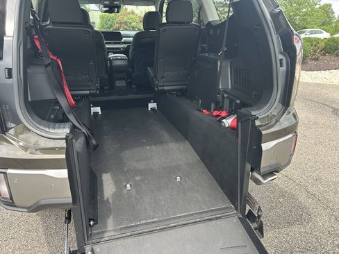 Used 2025 Kia Telluride EX w/ EX Captain's Chair Package FWD image 6