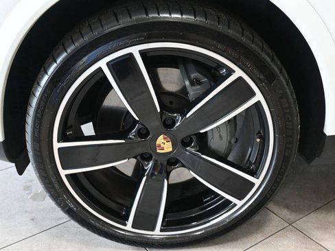 Used 2019 Porsche Cayenne S w/ Premium Package AWD/4WD image 32