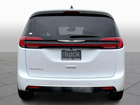 New 2026 Chrysler Pacifica Select image 4