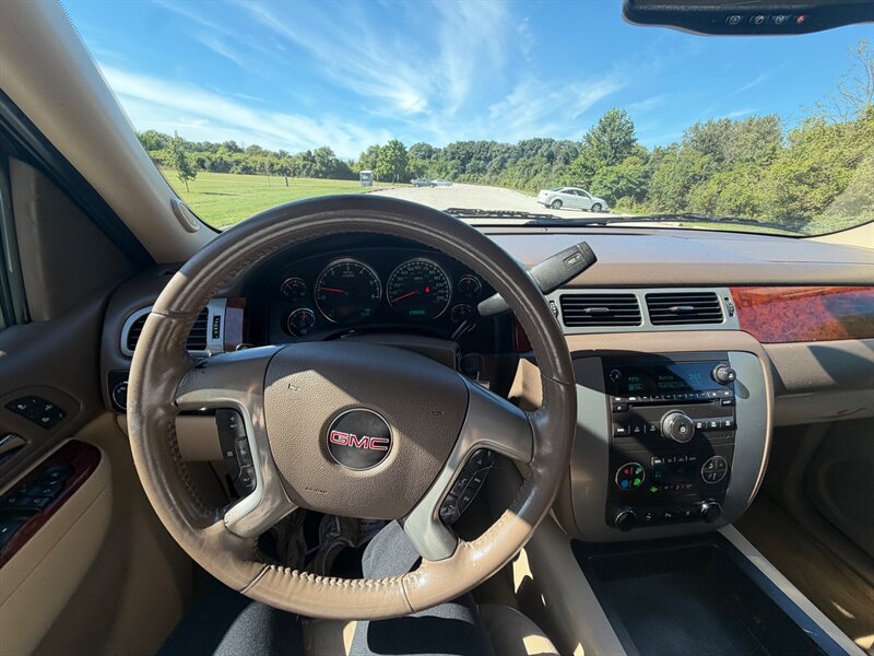 Used 2011 GMC Yukon XL SLT w/ SLT-2 Equipment Package AWD/4WD image 14