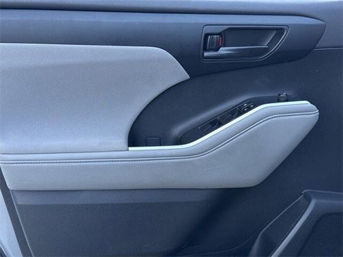 Used 2023 Toyota Highlander LE image 25