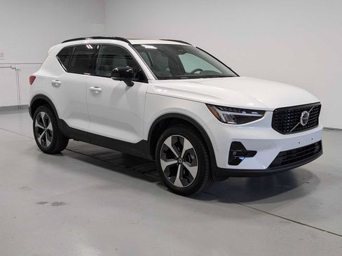 Used 2025 Volvo XC40 B5 Plus w/ Protection Package Premier AWD/4WD image 6