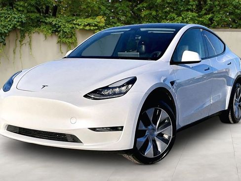 Used 2023 Tesla Model Y Long Range image 3