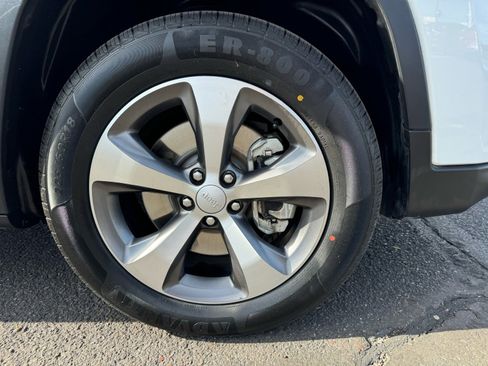 Used 2022 Jeep Cherokee Limited image 11