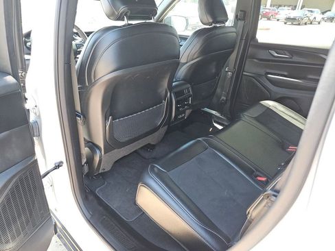 Used 2025 Jeep Grand Cherokee Altitude AWD/4WD image 28