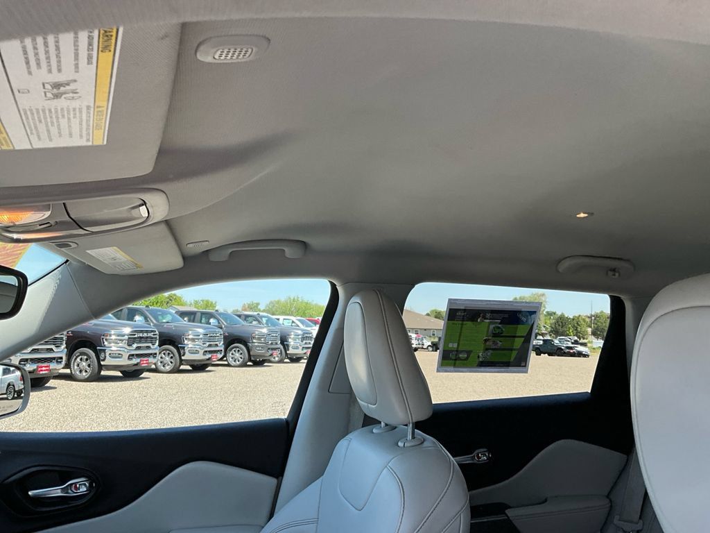 Used 2021 Jeep Cherokee Latitude Plus AWD/4WD image 18