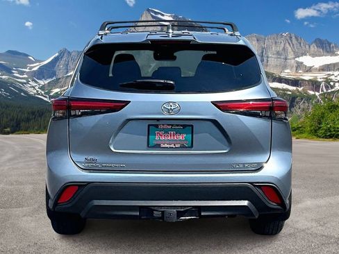 Used 2022 Toyota Highlander XLE AWD/4WD image 4