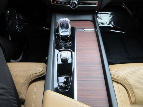 Used 2023 Volvo XC60 T8 Ultimate image 44