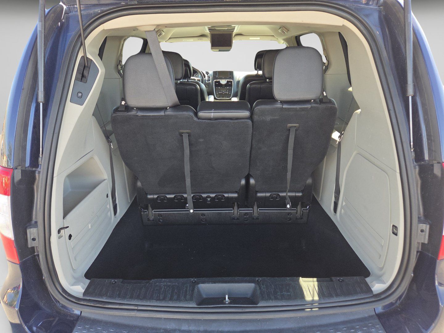 Used 2015 Chrysler Town & Country Touring FWD image 25