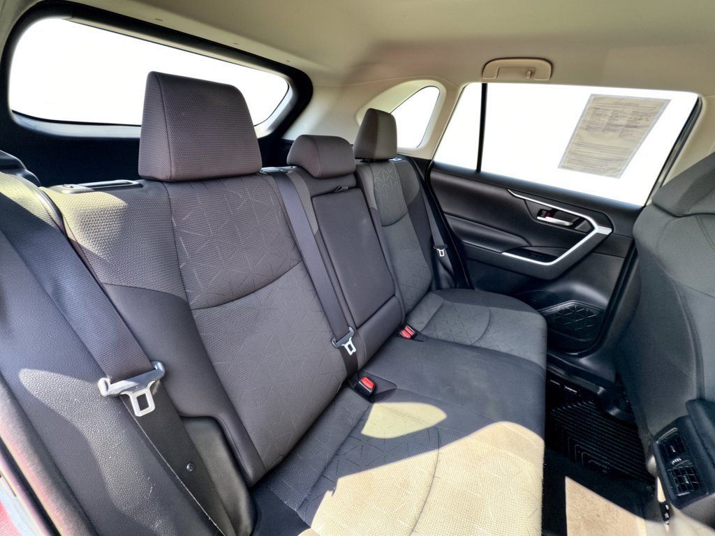 Used 2021 Toyota RAV4 XLE FWD image 29