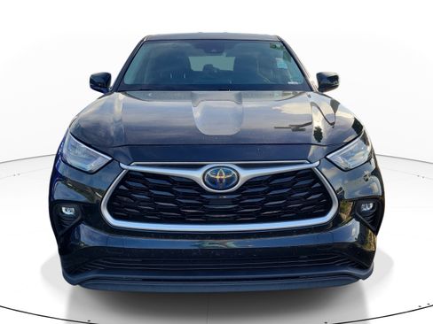 Used 2020 Toyota Highlander LE FWD image 2