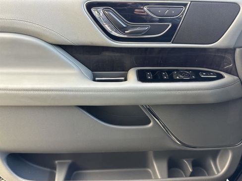 Used 2019 Lincoln Navigator Select image 22