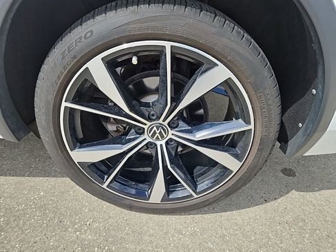 Used 2022 Volkswagen Tiguan SEL R-Line image 3