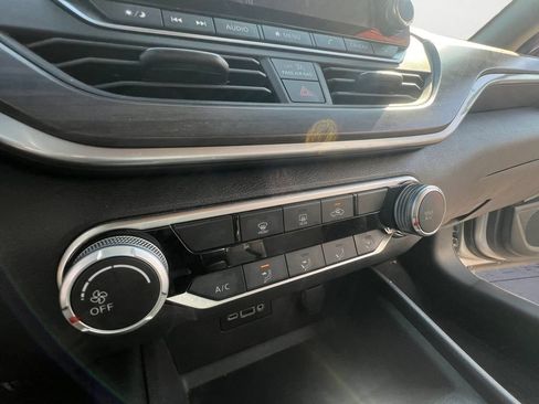 Used 2025 Nissan Altima 2.5 SV FWD image 17
