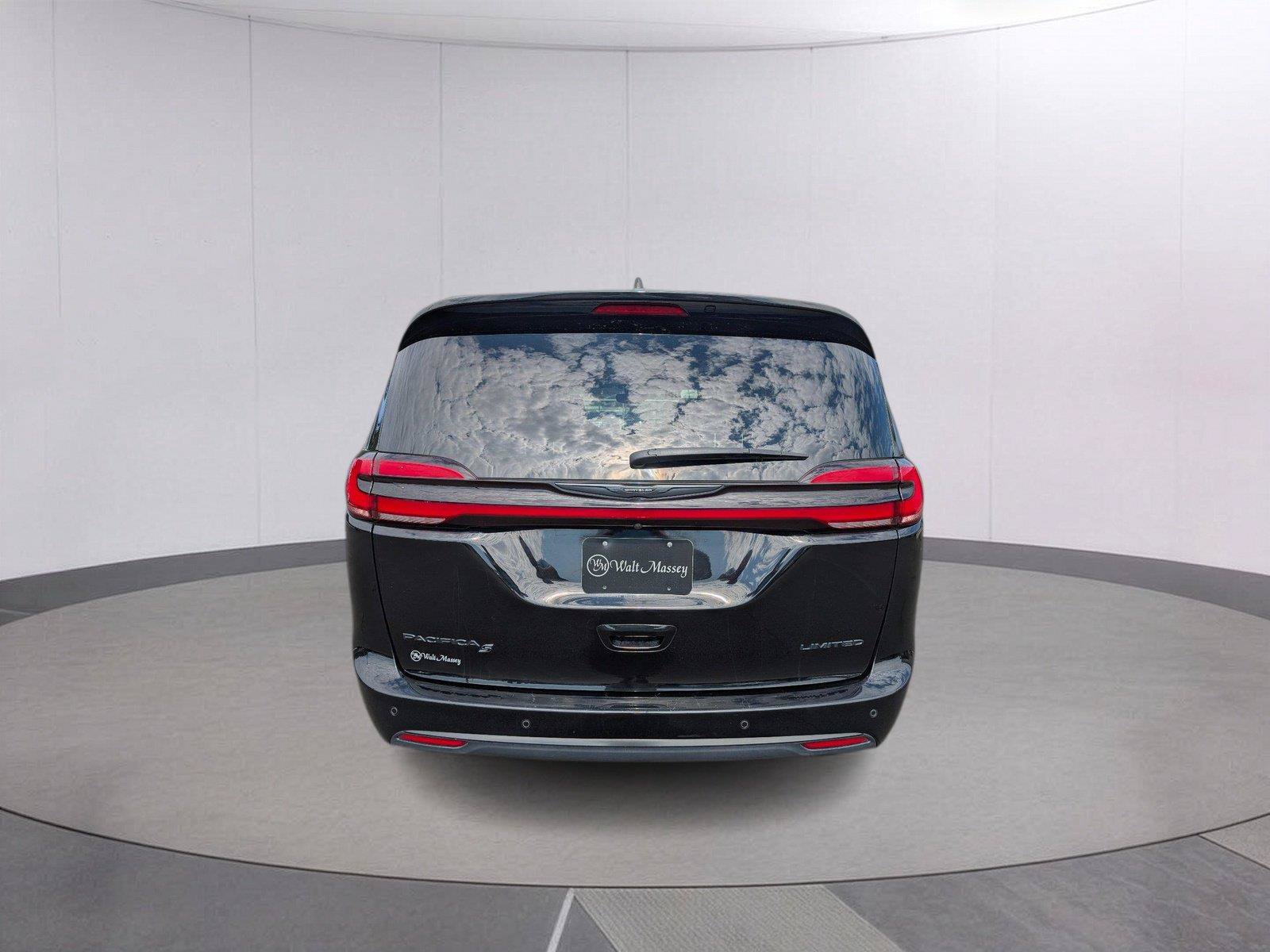 Used 2025 Chrysler Pacifica Limited FWD image 6