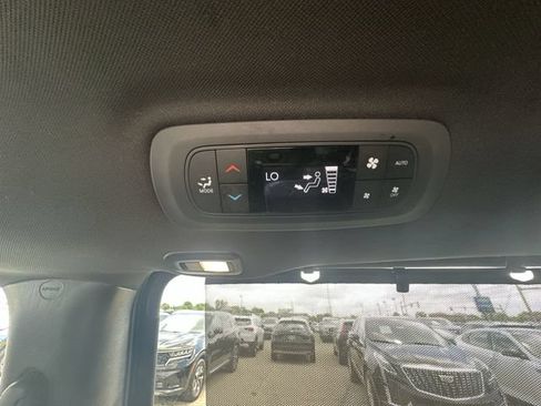 Used 2018 Chrysler Pacifica Limited w/ S Appearance Package FWD image 24