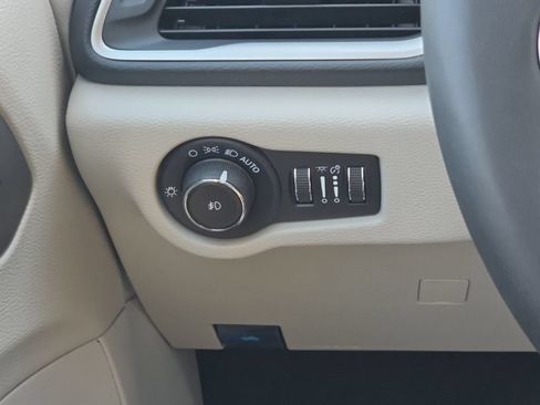 Certified 2023 Chrysler Pacifica Touring-L FWD image 28