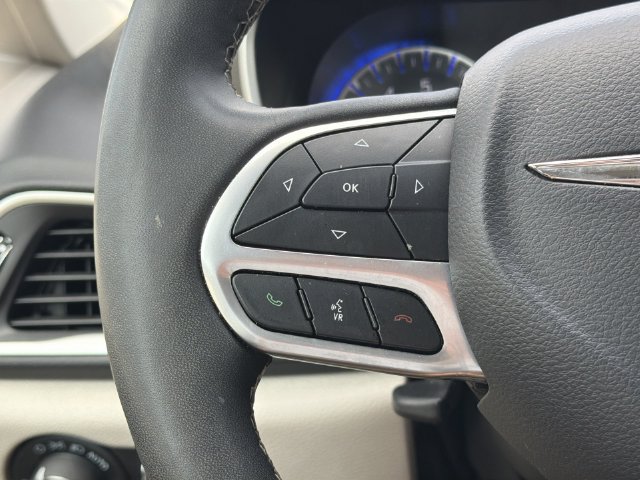 Used 2024 Chrysler Pacifica Touring-L FWD image 27