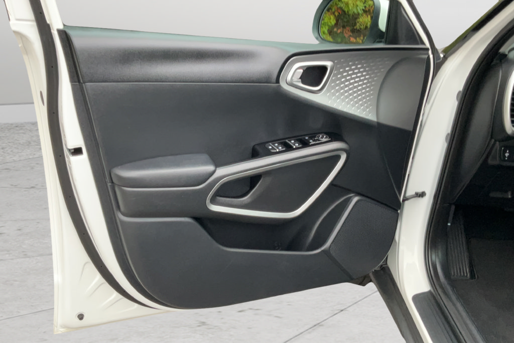 Used 2025 Kia Soul LX FWD image 10