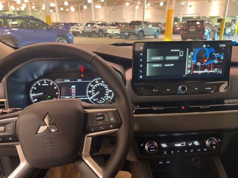 New 2025 Mitsubishi Outlander SE image 18