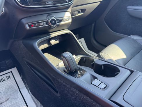 Used 2020 Volvo XC40 T5 Momentum image 21