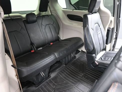 Used 2017 Chrysler Pacifica Touring-L FWD image 24