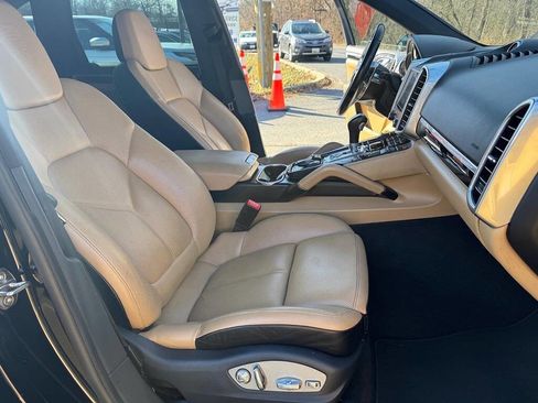 Used 2017 Porsche Cayenne Platinum Edition w/ Premium Package (PJV) image 26