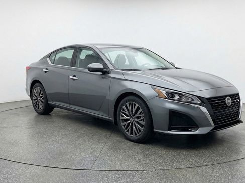 Used 2025 Nissan Altima 2.5 SV FWD image 1