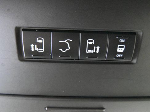 Used 2016 Chrysler Town & Country S image 29