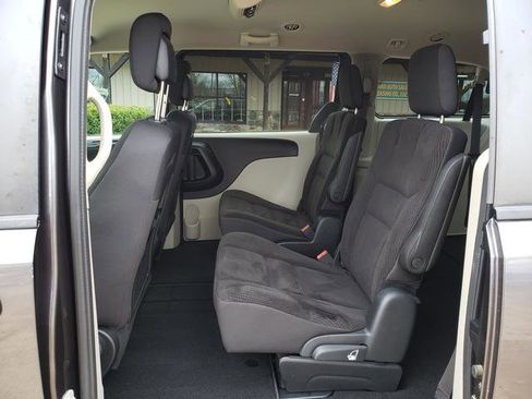 Used 2018 Dodge Grand Caravan SE w/ UConnect Hands-Free Group image 12