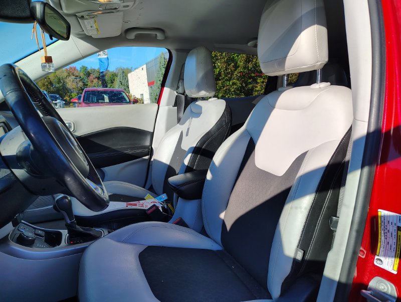 Used 2018 Jeep Compass Latitude w/ Cold Weather Group AWD/4WD image 11