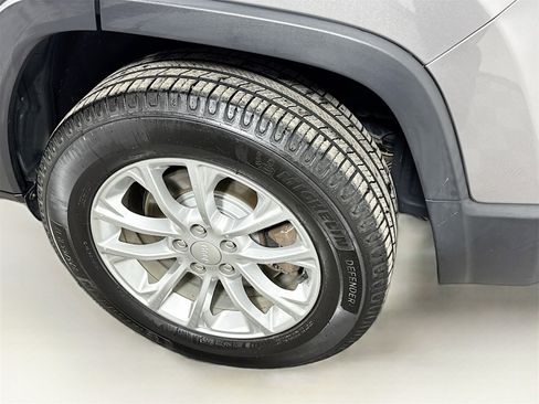 Used 2019 Jeep Cherokee Latitude w/ Cold Weather Group image 23