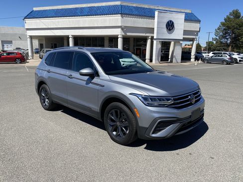 Used 2023 Volkswagen Tiguan SE FWD image 2