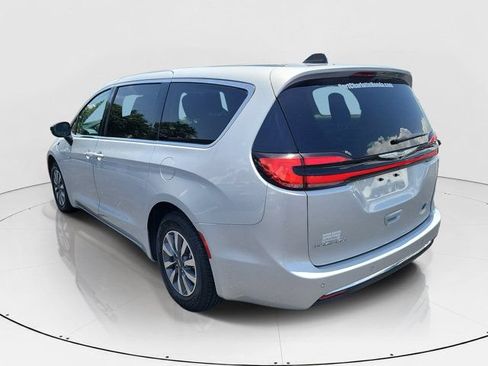 Used 2024 Chrysler Pacifica Limited FWD image 32