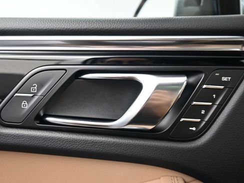 Certified 2026 Porsche Macan AWD/4WD image 18