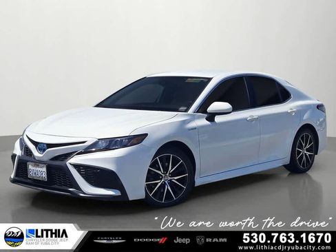 Used 2021 Toyota Camry SE FWD image 1